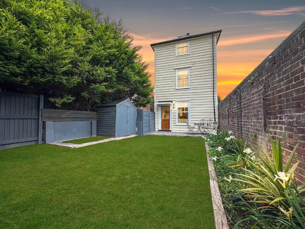 Fisherman's Cottage: Beachside Retreat in Harwich Exterior photo