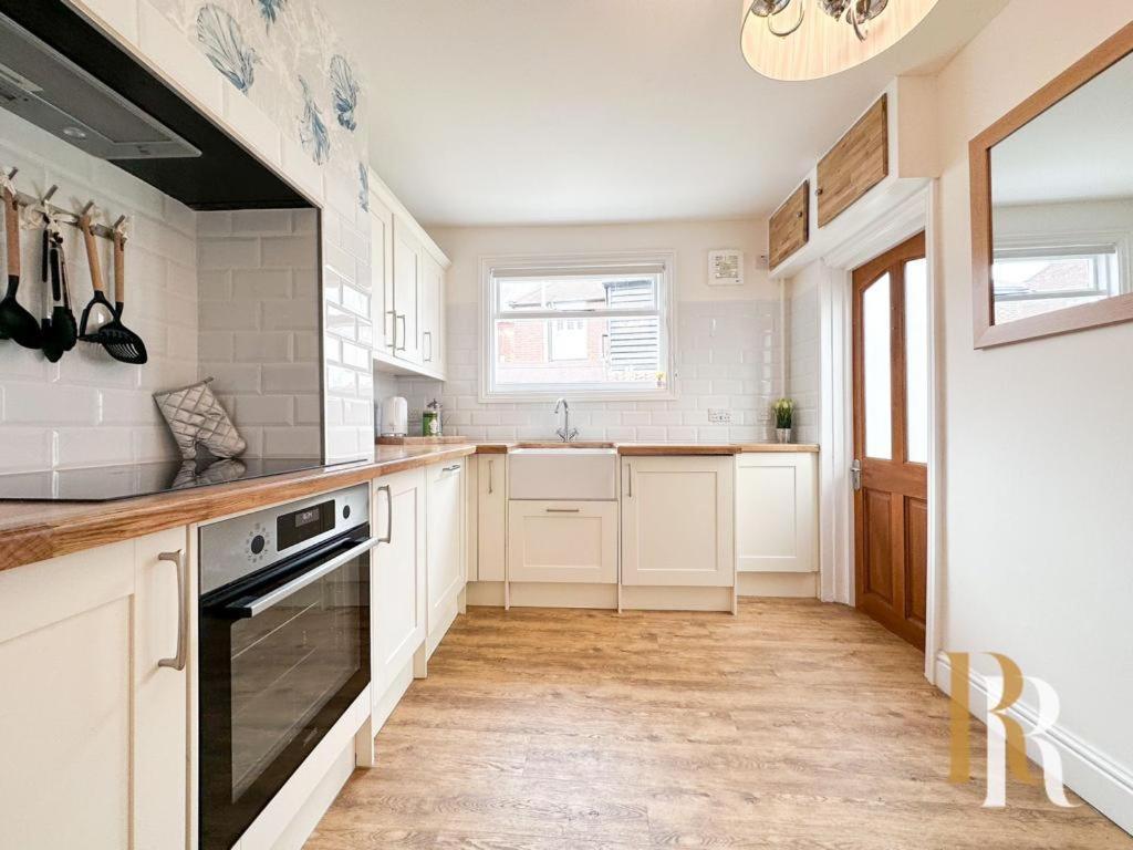 Fisherman's Cottage: Beachside Retreat in Harwich Exterior photo